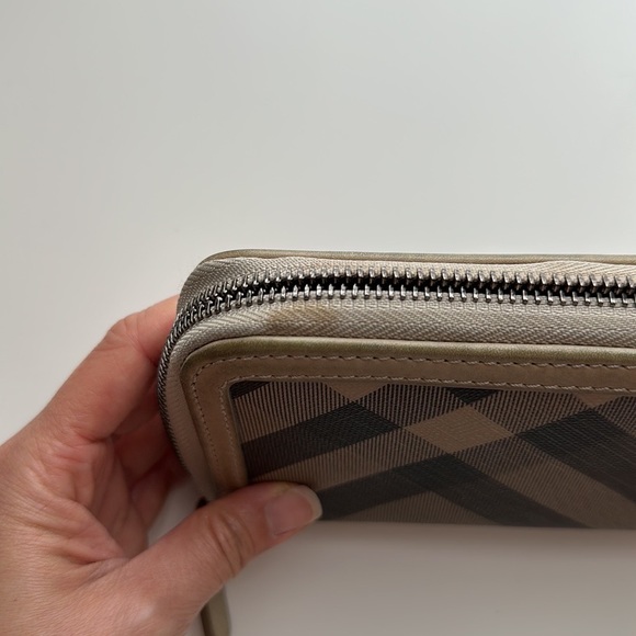 Authentic Burberry check and leather zip around wallet - Picture 7 of 8